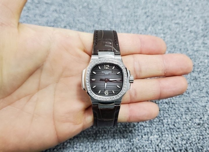 파텍필립 노틸러스7010 18K 화이트골드 악어밴드 스트랩 SC 팩토리