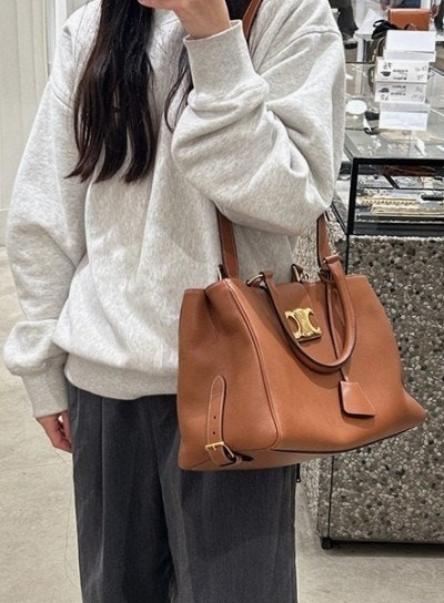 셀린느 아플린 미디엄 서플 카프스킨백