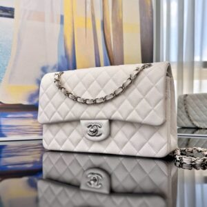 샤넬 클래식 플랩백 미듐 캐비어 화이트 은장 A01112