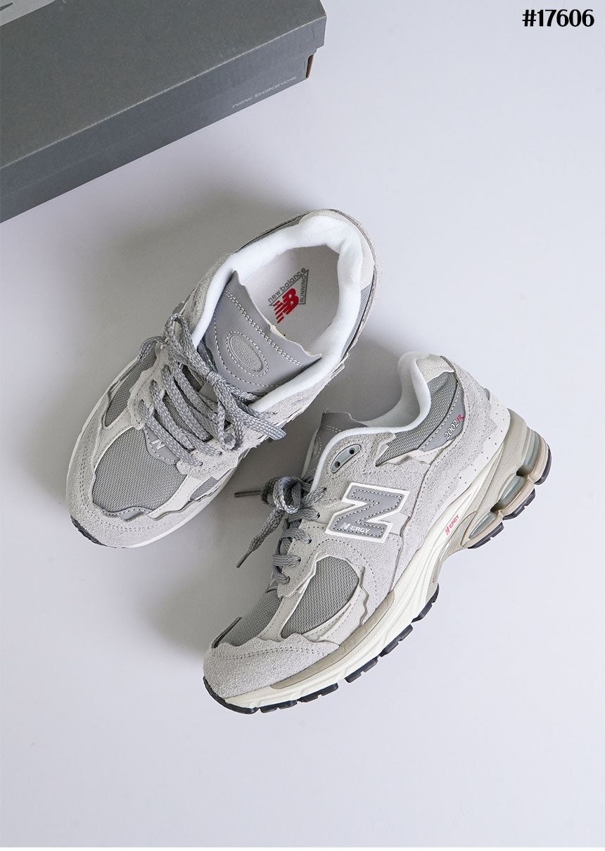 뉴발란스 2002R 프로텍션 팩 그레이