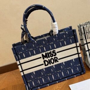 디올 블루 & 화이트 Miss Di*r Allover 자수 북토트 미디엄 백