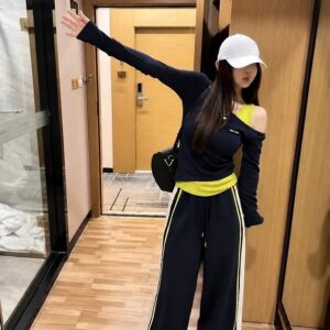 미우미우 레이어드 티셔츠 배색 팬츠 세트