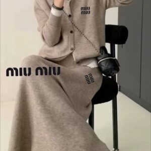 미우미우 자수로고 루비 스커트 세트
